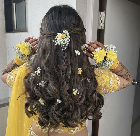 Pithi Hair Styles, Mendhi Hairstyles Braid, Gaye Holud Hairstyles, Mehandi Hairstyles For Bride, Mehndi Hairstyles For Bride Sister, Holud Hairstyles, Haldi Bride Hairstyle, Haldi Hairstyles For Bride, Mehendi Hairstyles