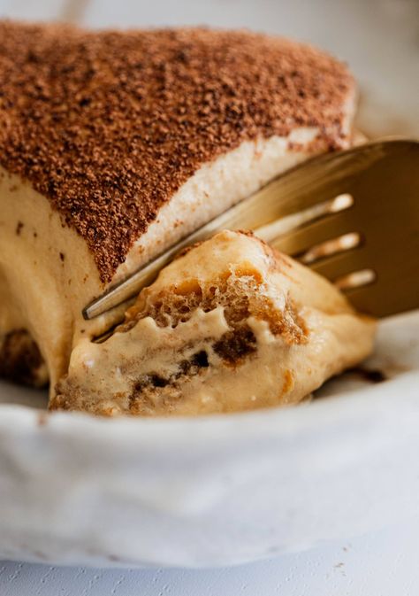 Dulce De Leche Tiramisu Mexican Trifle Dessert, Holiday Pudding Desserts, Cool Dessert Ideas, Layered Pudding Desserts, Dinner Party Dessert Ideas, January Desserts, Pinch Of Yum Recipes, Dessert Casseroles, Birthday Dessert Ideas