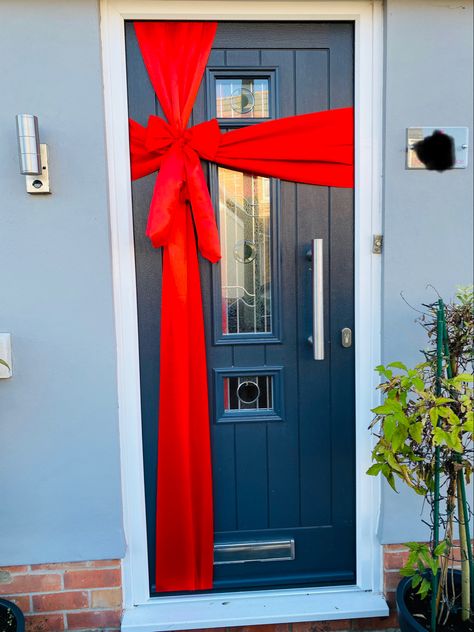 Front Door Christmas Bows, Door Bows Christmas, Christmas Door Design, Christmas Present Bow, Church Christmas Decorations, Christmas Classroom Door, Door Bow, Christmas Front Doors, Christmas Porch Decor