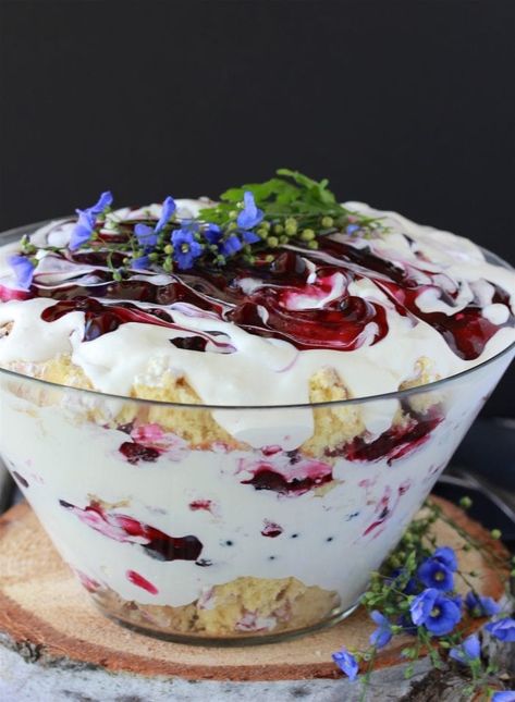 Homemade Blueberry Trifle Recipe Blueberry Trifle Recipe, Dessert To Feed A Crowd, Blueberry Trifle, Trifle Bowl Recipes, Homemade White Cakes, Trifle Cake, English Trifle, Pie Crust Recipe Easy, Spring Time Desserts