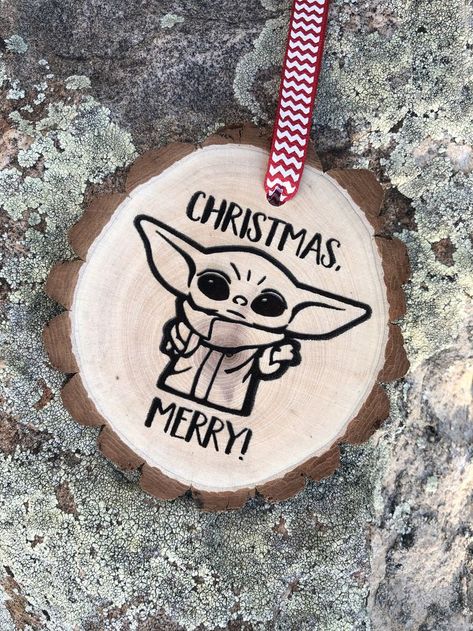 Yoda Christmas Ornament, Baby Yoda Christmas, Pretty Christmas Ornaments, Yoda Christmas, Christmas Gift Inspiration, Chirstmas Decor, Cheap Christmas Gifts, Painted Christmas Ornaments, Diy Ornaments