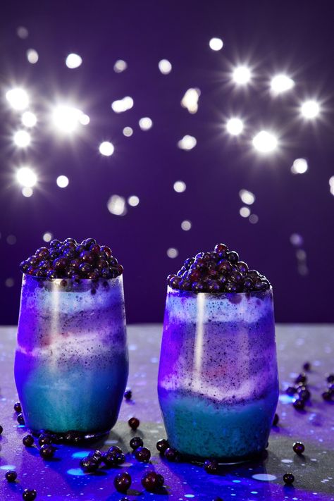 Fun DIY space-themed smoothie recipe | More recipes on www.blog.HelloFresh.com Homeschool Recipes, Galaxy Cocktail, Space Party Food, Galaxy Food, Creative Galaxy, Galaxy Desserts, Space Themed Party, Eclipse Party, Galaxy Birthday