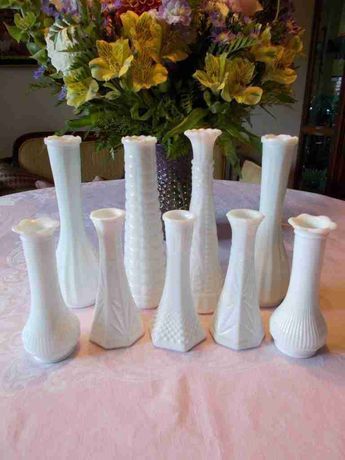 Antique Milk Glass Value Guide for Beginners | Appraising Decorating With Milk Glass, Milk Glass Display, Antique Dishes Collectible, Milk Glass Centerpiece, Corningware Vintage, Milk Glass Wedding, Milk Glass Decor, Antique Booth Ideas, Milk Glass Collection