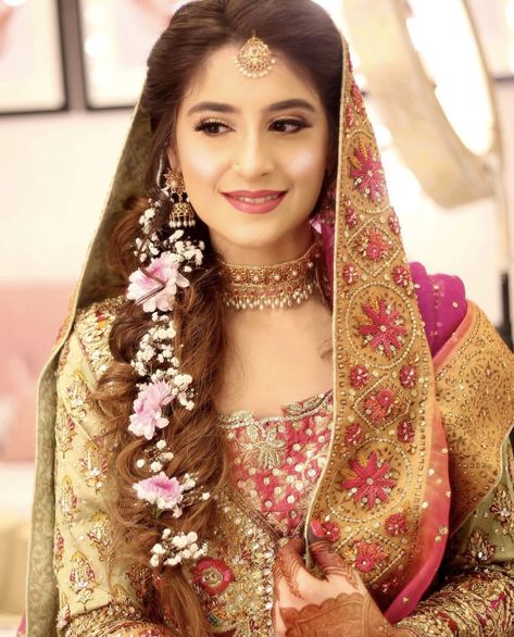 Mehndi Bride Look, Hair Styles Bride, Pakistani Bridal Makeup Hairstyles, Pakistani Bridal Hairstyles, Mehndi Hairstyles, Mehndi Bride, Pakistani Bridal Makeup, Bridal Braids, Front Braids