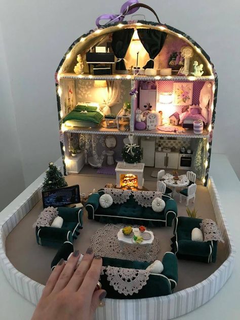 Suitcase Doll House, Dollhouse Suitcase, Suitcase Dollhouse, Home Daycare Ideas, Mini Objects, Travel Dollhouse, Doll Suitcase, Dolls House Shop, Miniatures Diy