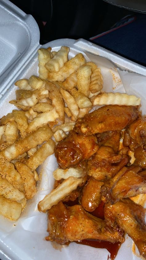 Chicken Wings Astethic, Hot Wings Aesthetic, Hot Wings And Fries, American Deli, Wings Aesthetic, Buffalo Chicken Recipes, Cocoa Brownies, Us Food, Soul Food Dinner