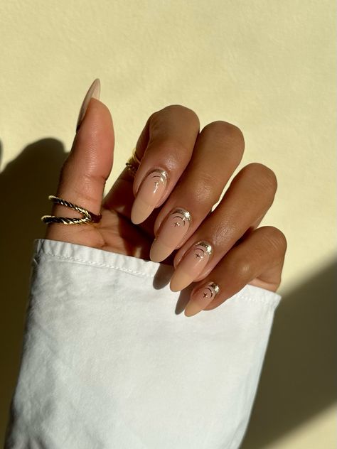 Gold natural nails for festivals Simple Festival Nails, Golden Hour Nails, Festival Nails Coachella, Coachella Nails, Festival Nails, Nail Extensions, Golden Hour, Sticker Set, Nail Inspo