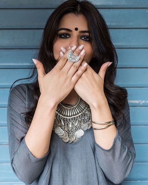 Speak No Evil, Junk Jewelry, Indian Look, No Evil, Boho Girl, Dress Indian Style, Classy Jewelry, Couple Photography Poses, Oxidised Jewellery