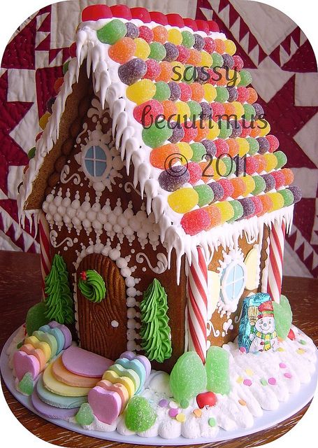 Front steps - gumpaste; piping around and above door; bas relief trees Gingerbread Inspiration, Homemade Gingerbread House, Gingerbread House Ideas, Ginger Bread House Diy, Cool Gingerbread Houses, Ginger House, Recipes Tutorials, Wilton Candy Melts, Gingerbread House Parties