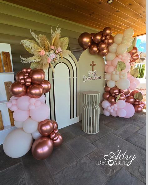 ✨️💐Stephanie's First Communion 💝✨️ Una celebración, simplemente hermosaa✨️ #firstcommunion #firstcommunionballoons #frederickmaryland Girl First Communion Party Ideas, First Communion Balloon Arch, 1st Communion Backdrop Ideas, First Communion Balloon Garland, 1st Communion Party Pink Centerpieces, Pink Rosary For First Communion, First Communion Party Ideas, Communion Party Ideas, Communion Sets