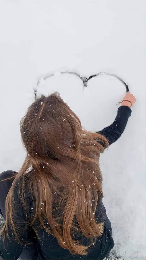 Snow Pictures Instagram Aesthetic, Pose In Snow, Snow Aesthetic Pictures, Poses In Snow Photo Ideas, Snow Pictures Aesthetic, Winter Portraits Photography, Minimalist Pictures, Season Photography, Beauty Of Winter