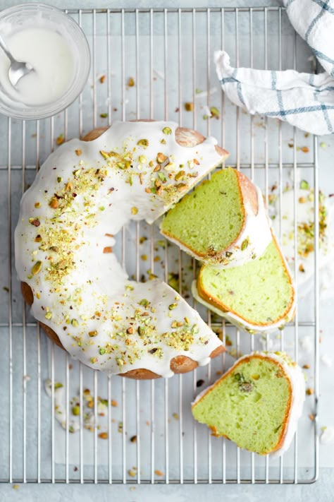 Pistachio Pudding Cake, Easy Cake Recipe, Pistachio Pudding, Pistachio Cake, White Icing, English Breakfast, Pudding Cake, Köstliche Desserts, Savoury Cake