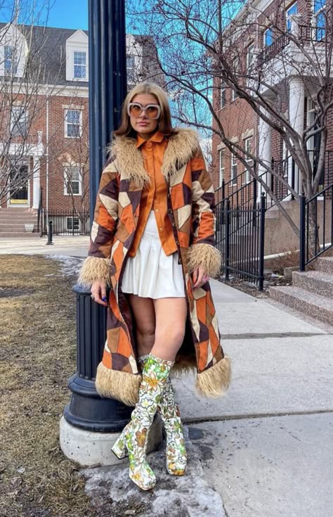 Classy Maximalist Outfit, Eclectic Outfit Inspiration, Normcore Pagliacci, Winter Whimsical Outfit, Maximalist Winter Outfits, Glam Fashion Style, Funky Fits, Maximalist Outfit, Maximalist Outfits