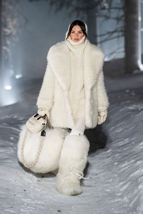 Moncler Grenoble Fall 2024 Ready-to-Wear https://www.vogue.com/fashion-shows/fall-2024-ready-to-wear/moncler-grenoble/slideshow/collection#26 Fur Outfit, Snow Outfit, White Fur, Winter Aesthetic, Fur Fashion, Mode Inspiration, Fall 2024, The Snow, Runway Fashion