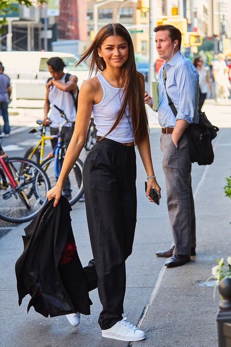 Zendaya Coleman News — June 20: Zendaya outside her hotel in NYC Zendaya Street Style, Celebrity Winter Style, Mode Zendaya, Estilo Zendaya, Celebrity Summer Style, Rihanna Street Style, Gigi Hadid Street Style, Suits And Sneakers, European Street Style