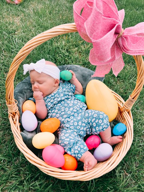 Diy Baby Easter Photoshoot, Diy Easter Baby Photos, Baby Easter Basket Pictures, Baby In Easter Basket Photo, Newborn Easter Basket Photo Shoot, Easter Baby Pics, Diy Baby Easter Pictures, Easter Newborn, My First Easter Photoshoot