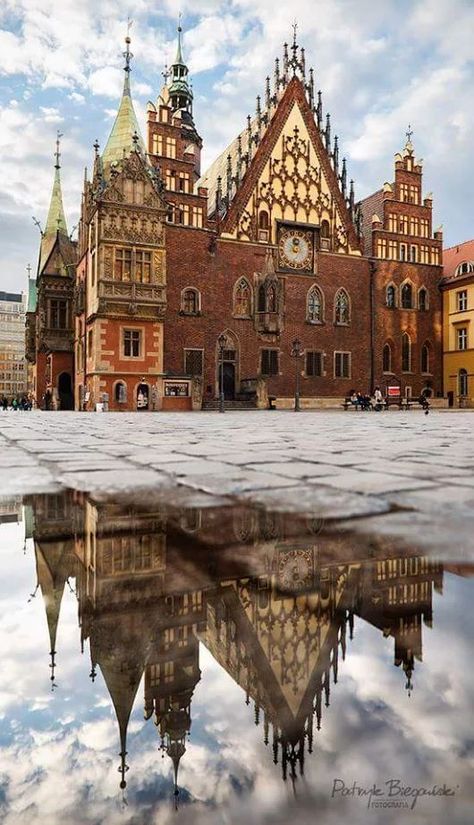 #ratusz #townhall #rynek #oldtown #staremiasto #staryrynek #wroclaw #poland #polska #polonya #bestdestinations #mustseeplaces #traveltips #travel Pretty Countries, Poland Beach, Poland Photography, Poland Krakow, Poland Culture, Travel Poland, Visit Poland, Wroclaw Poland, Polish Language