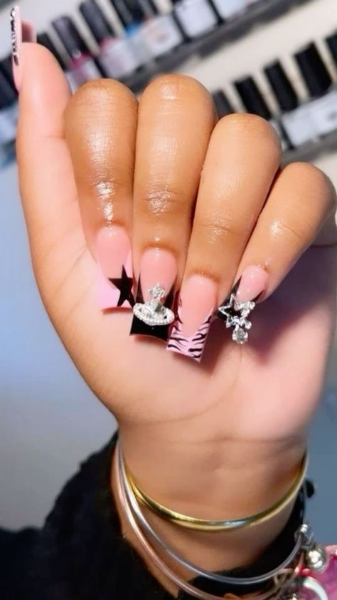 There's a new beauty trend taking over Instagram and it's absolutely stunning. Say hello to "quartz nails". Mariah The Scientist Inspired Nails, Birthday Nails 14th, Yk2 Duck Nails, Cute Nails Acrylic Black Women, Nail Ideas Black Women, I Love Me Nails, Cute Freestyle Nails, Short Junk Nails, Jean Nails