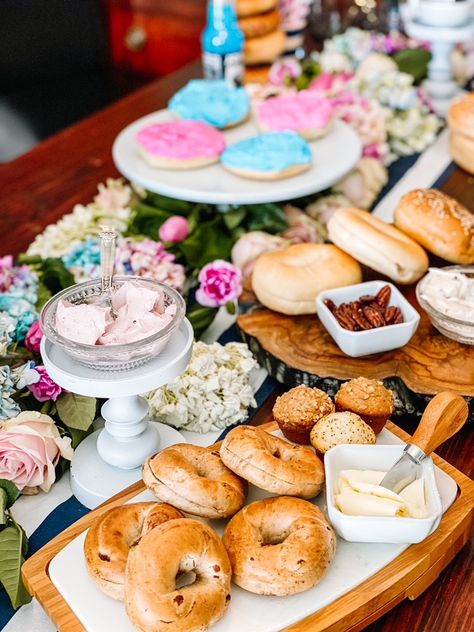 Brunch Gender Reveal Party Food, Gender Reveal Breakfast Ideas, Breakfast Gender Reveal, Gender Reveal Brunch Food, Gender Reveal Brunch Ideas, Brunch Gender Reveal Party, Brunch Gender Reveal, Gender Reveal Charcuterie Board, Gender Reveal Brunch