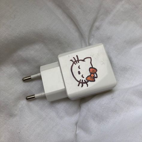 Sanrio Diy Decor, Charger Decorations Diy, Hello Kitty Diy Room Decor, Diy Charger Art, Hello Kitty Diy Decorations, Sanrio Diy Crafts, Aesthetic Charger, Hello Kitty Diy Crafts, Hello Kitty Charger