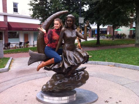 Samantha statue (from Bewitched) in Salem, Massachusetts Salem Photo Ideas, Salam Massachusetts, Salem Massachusetts Aesthetic, Boston Ideas, Massachusetts Trip, Salem Massachusetts Travel, Massachusetts Aesthetic, Salem Trip, Salem Halloween