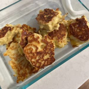 Shredded Apple Pancakes Pancakes For Toddlers, Pancakes For Baby Led Weaning, Pancakes For Baby, Baby Led Weaning Recipe, Apple Pancake Recipe, Baby Pancakes, Sweet Potato Biscuits, Egg Replacement, Apple Pancakes