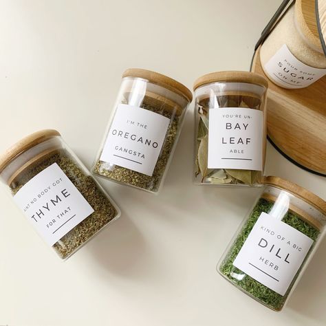 Want to make some punny and pretty spice labels? I have the whole DIY up! Pantry Jars, Sugar Storage, Pantry Organisation, Spice Jar Labels, Spice Jar Set, Diy Spices, Glass Spice Jars, Spice Labels, Sugar Jar