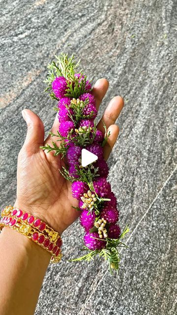 Making Garlands With Flowers, Goddess Decor Ideas, Poojai Arai, Garland Making Ideas, Flower Decoration For Pooja, Flower Garland Diy, Mini Closet, Hawaiian Crafts, How To Make Garland