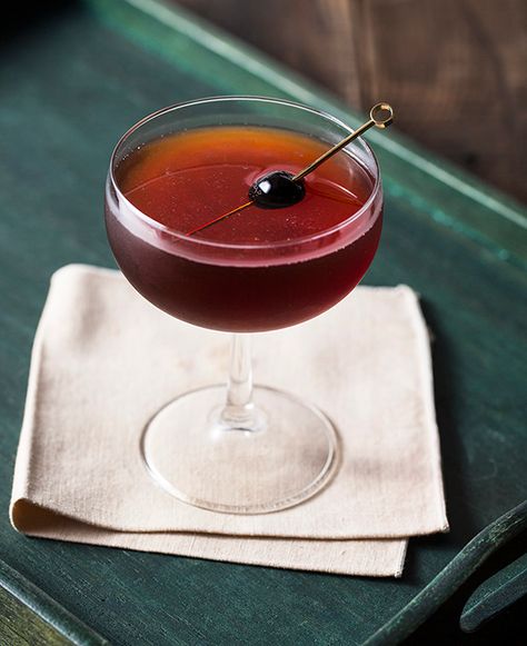 Manhatten Cocktail, Classic Manhattan Cocktail, Cocktail Aesthetic, Manhattan Recipe, Bourbon Cherries, Easy To Make Cocktails, Manhattan Cocktail, Cocktail Photos, Apple Brandy