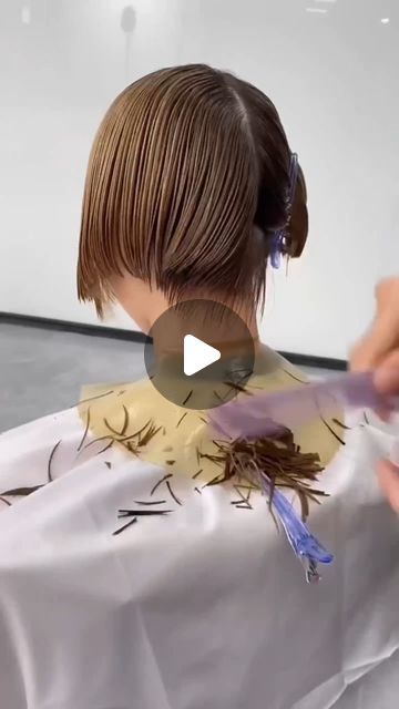 Mu Rong on Instagram: "How to cut cool super short hair#Hair #hairstyle #hairtutorial #Hairdresser #haircolor #hairstyles #hairsalon #haircut #Hairdresser🔥🔥🔥💯💯💯❤️❤️❤️🎉🎉🎉 #haircare" Stacked Short Haircut, How To Add Layers To Your Own Hair, Very Short Layered Haircuts, Cut Short Hair At Home, Air Dry Haircut, How To Cut Short Hair At Home, Diy Short Haircut, Diy Short Haircut At Home, Haircut Videos