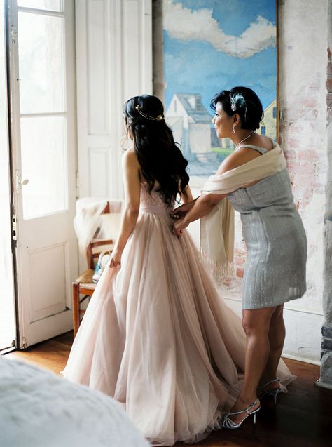 bride getting ready - photo by Greer Gattuso http://ruffledblog.com/new-orleans-wedding-with-the-cutest-woodland-details 15 Photoshoot, Quince Poses, Quince Picture Ideas, Quinceañera Photoshoot, Quinceañera Photoshoot Ideas, Quince Photoshoot, Quince Pictures, Quinceanera Pictures, Canadian Wilderness