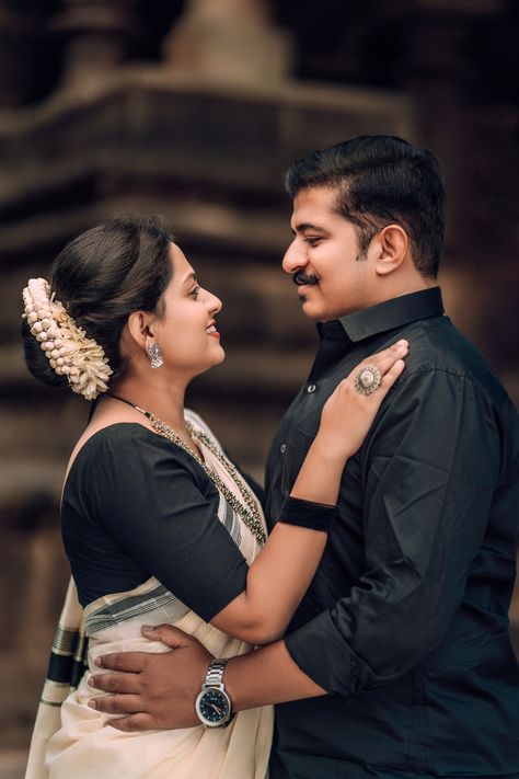 25th Wedding Anniversary Photo Ideas, 25th Anniversary Picture Ideas, 25th Anniversary Photoshoot, 25th Anniversary Photo Shoot Ideas, Anniversary Poses, South Indian Look, Mom Dad Anniversary, Engagement Stage, Pre Wedding Photoshoot Outfit