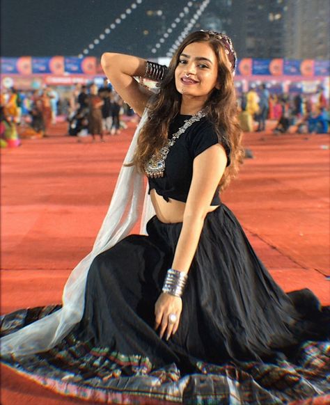 Rajvee Gandhi Garba Outfit Photography, Navratri Poses For Women, Navratri Poses At Home, Garba Poses For Women, Navaratri Photo Poses, Ghagra Poses, Garba Shoot, Navratri Photography Poses, Navratri Poses Ideas