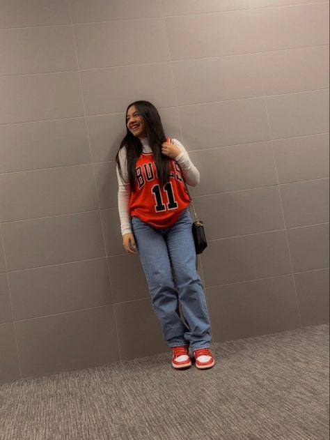 Outfit ideas🫶🏼🫶🏼 Bulls Game Outfit Women Winter, Chicago Bulls Jersey Outfit Woman, Bulls Outfit Woman Chicago, Bulls Jersey Outfit Woman, Bulls Game Outfit Women, Bulls Game Outfit, Chicago Bulls Outfit Woman, Nba Game Outfit Woman Winter, Nba Jersey Outfit Woman