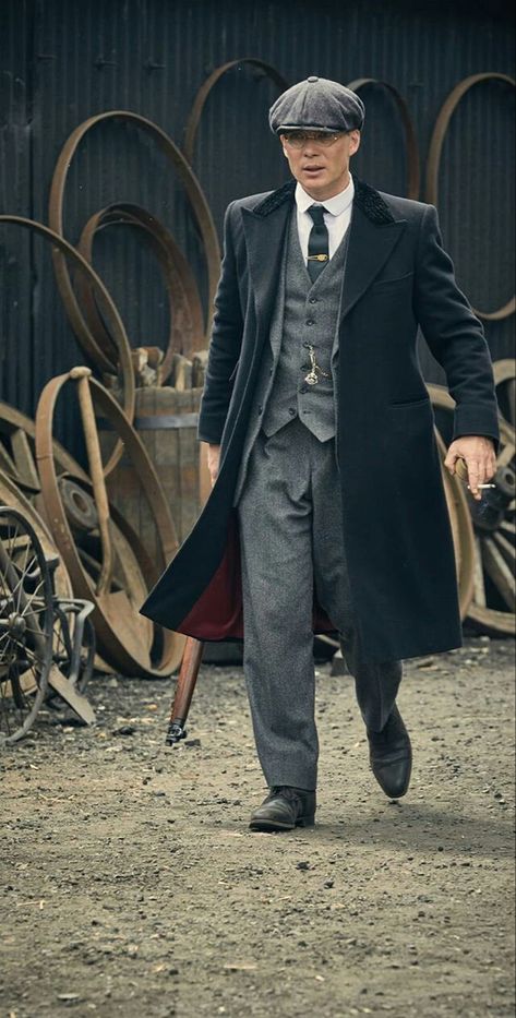 Tommy Shelby Hair, Peaky Blinders Song, Peaky Blinders Series, Peaky Blinders Characters, Gangster Style, Peaky Blinders Wallpaper, Peaky Blinders Tommy Shelby, 25 December, 1920s Outfits