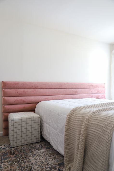 Tufted Headboard Bedroom, Girls Headboard, Diy Tufted Headboard, Diy Bed Headboard, Pink Headboard, Diy Headboard Upholstered, Ideas Decoracion, Velvet Headboard, Headboard Wall