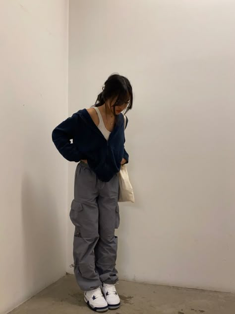 Cinched Cargo Pants Outfit, Dark Grey Cargos Outfit, Street Wear Inspo Outfits, Light Gray Cargo Pants Outfit, Outfits With Gray Cargo Pants, Dark Cargo Pants Outfit, Grey Cargo Jeans Outfit, Outfit Inspo Aesthetic Baddie, Cargo Jean Outfits