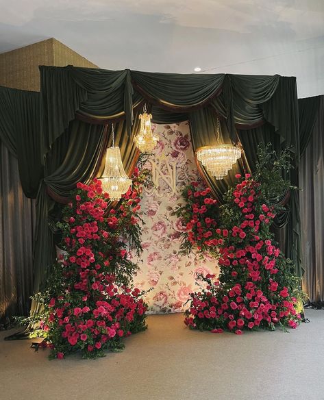 Chandelier Wedding Backdrop, Wedding Altar Backdrop, Indoor Engagement Decorations, Event Backdrop Ideas, Decor Lamaran, Wedding Hanging Decor, Candle Backdrop, 50th Birthday Backdrop, Hanging Wedding Decorations