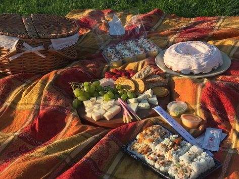 misandrist on Instagram: “charcoochie board picnic🌞” Halloween Picnic Aesthetic, Halloween Picnic Food, Witchy Picnic, Hobbit Picnic, Fantasy Picnic, Halloween Picnic, Bachelorette Vibes, Sunset Food, 21th Birthday