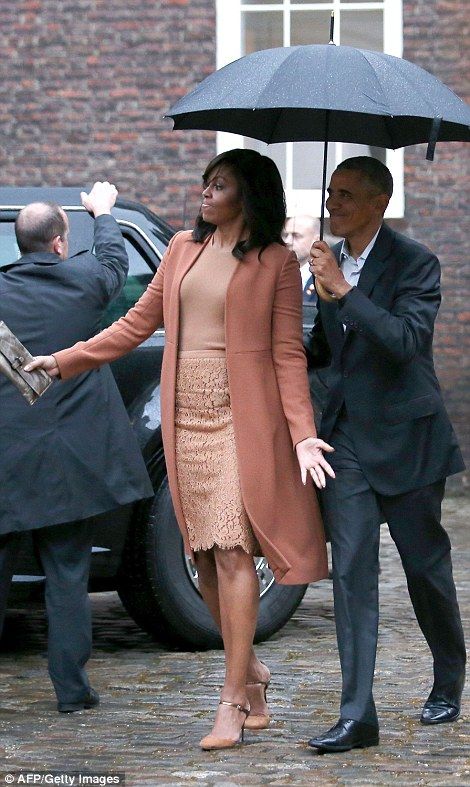 Curvaceous Fashion, Obama And Michelle, Barack Obama Family, Michelle Obama Fashion, Obama Michelle, Michelle And Barack Obama, Loving Couples, Black Presidents, Barack And Michelle