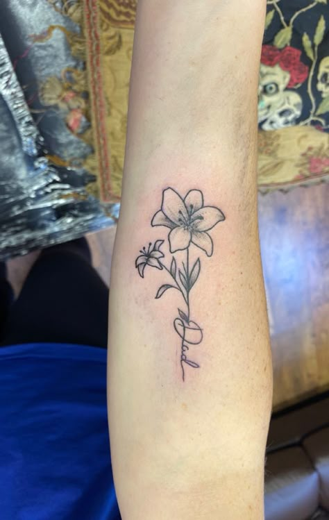 Lily Remembrance Tattoo, Flower Tattoos Memorial, Female Memorial Tattoos, Rose Memorial Tattoo Grandmothers, Flower Tattoos For Lost Loved Ones, Flower Remembrance Tattoo, Memorial Flower Tattoos, Tattoo Idea For Mom Who Passed, Lost Grandma Tattoo