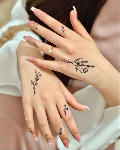 Aesthetic Mehndi Designs, Finger Mehndi Style, Aesthetic Mehndi, Henna Style Tattoos, Mehndi Designs Simple, Small Henna, Henna Inspired Tattoos, Designs Mehndi, Tato Henna