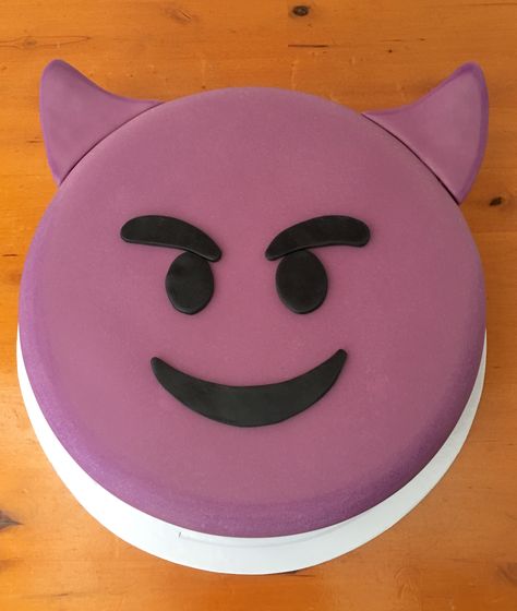 Bolo Emoji 😈 Cake Devil Emoji, Emoji Birthday Cake, Simple Birthday Cake Designs, Emoji Cake, Emoji Birthday Party, Emoji Birthday, Simple Birthday, Simple Birthday Cake, Cake Designs Birthday