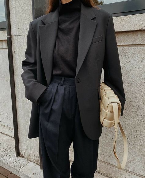 Women In All Black Suits, Black Suit On Women, All Black Suit Women, Womens Suit Fashion, Woman Suit Black, Black Woman Suit, Masc Women Fashion, Women Suit Black, Women Suit Outfits