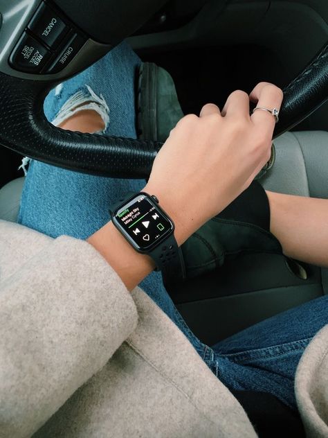 Apple Watch Outfits Women, Famous Lifestyle, Custom Watch Faces, Apple Watch Fashion, Brown Jeans, Health Tracker, Midnight Sky, Smartwatch Women, Life Fitness