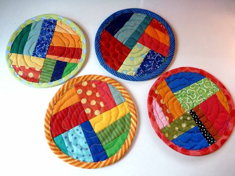 Jerisew(s): Round Mugs, Round Coasters Beginner Quilting, Quilted Coasters, Color Design Inspiration, Round Round, Simple Crafts, Sewing Machine Cover, Round Coasters, Beginner Quilt Patterns, Hot Plates