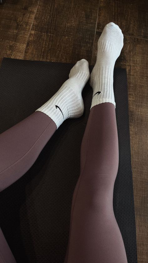 Nike Socks And Leggings Outfits, Adidas Socks Outfit Woman, Nike Socks With Leggings, Socks And Leggings Outfits, Nike Socks Aesthetic Outfit, Adidas Socks Outfit, Leggings With Socks Outfit, Nike Socks Aesthetic, Leggings With Socks