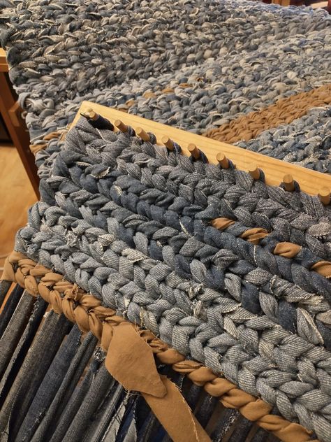 Twined Rag Rug, Rug Weaving Loom, Denim Rag Rugs, Denim Crochet, Weaving Patterns Loom, Weaving Rugs, Rag Rug Diy, Diy Rugs, Exhibition Ideas