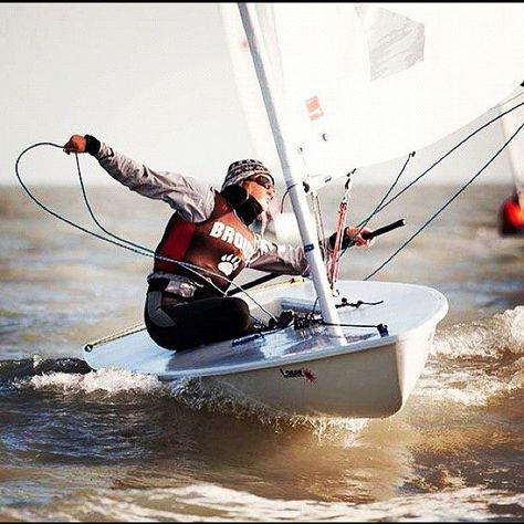 Laser Sailing _/)_/)_/) Laser Sailing, Sailing Aesthetic, Sailing Photography, Sailboat Racing, Sailing Dinghy, Sail Life, Row Boats, Yacht Racing, Cabin Cruiser