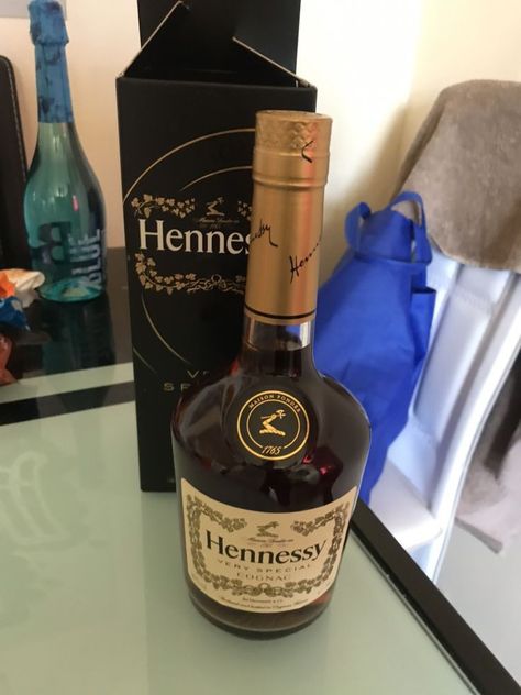 Liqour Bottles, Hennessy Drinks, Hennessy Very Special Cognac, Hennessy Bottle, Business Folder, Food Vibes, Pretty Alcoholic Drinks, Neon Acrylic Nails, Drink Aesthetic